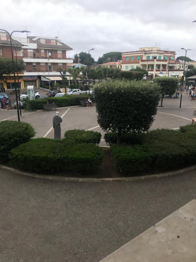 Appartamento sulla piazza 90 m dal mare Anzio Esterno foto